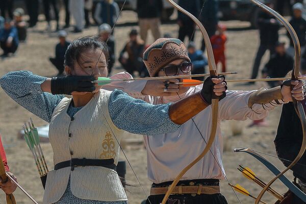 На фестивале также были представлены национальные состязания по стрельбе из лука и конные скачки - Sputnik Кыргызстан