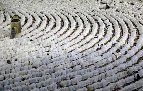 Мусульмане молятся у Каабы — главной святыни ислама — во время Рамазана в Мекке.В  этом году священный месяц начался 2 апреля. В зависимости от  появления Луны он длится 29 или 30 дней. Это значит, что Орозо айт  придется на 1 или 2 мая. - Sputnik Кыргызстан