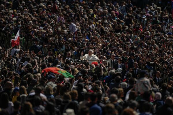 Папа Франциск на папомобиле проезжает через толпу верующих в конце католической пасхальной мессы на площади Святого Петра в Ватикане - Sputnik Кыргызстан