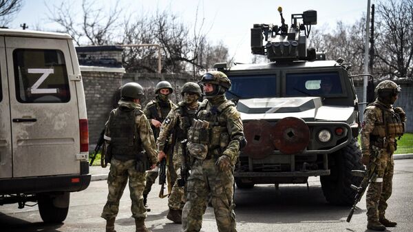 Российские солдаты патрулируют улицу в Волновахе Донецкой области - Sputnik Кыргызстан