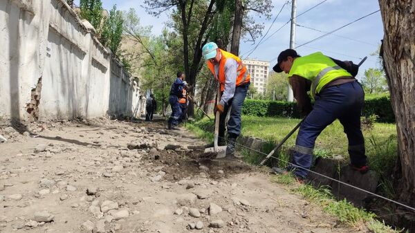 Тротуарды оңдоо иштери. Архивдик сүрөт - Sputnik Кыргызстан
