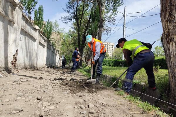 В муниципалитете Бишкека рассказали, какие дороги и тротуары ремонтируются прямо сейчас - Sputnik Кыргызстан