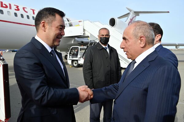 Президент Кыргызстана Садыр Жапаров сегодня прибыл с официальным визитом в Баку (Азербайджан) - Sputnik Кыргызстан