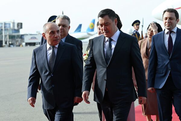 Жапаров эки күндүк иш сапарынын алкагында Азербайжандын президенти Илхам Алиев, Милли Межлистин төрагасы Сагиба Гафарова менен сүйлөшүүлөрдү жүргүзүп, жергиликтүү бизнес чөйрөсүнүн өкүлдөрү менен жолугушту - Sputnik Кыргызстан