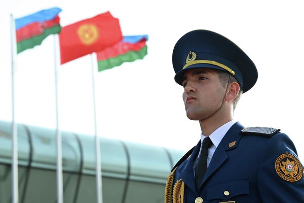 На флагштоках в аэропорту имени Гейдара Алиева были вывешены государственные флаги двух стран, для встречи выстроилась рота почетного караула - Sputnik Кыргызстан