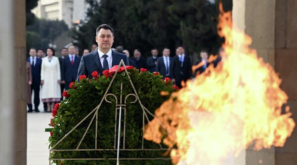 Садыр Жапаров посетил Аллею почетных захоронений в Баку, где возложил венок к могиле общенационального лидера Гейдара Алиева - Sputnik Кыргызстан
