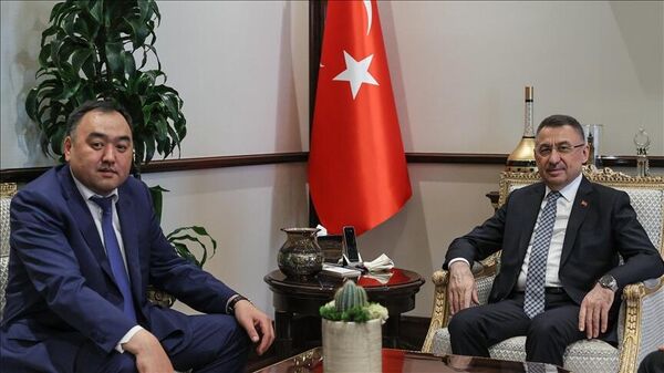 Встреча вице-президента Турции Фуата Октая с министром внутренних дел Кыргызстана Уланом Ниязбековым в Анкаре - Sputnik Кыргызстан