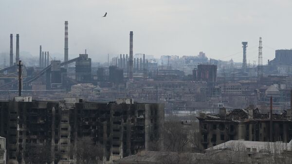 На дальнем плане – металлургический комбинат Азовсталь в Мариуполе - Sputnik Кыргызстан