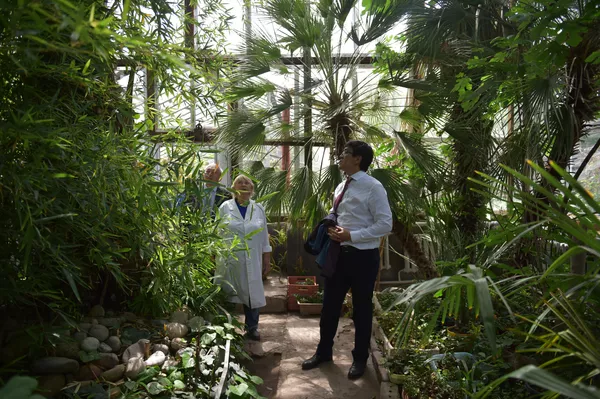 Он посетил лаборатории, оранжереи сада и поручил разработать проект развития территории объекта - Sputnik Кыргызстан