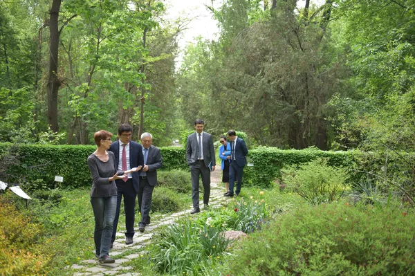 Сейчас Ботсад находится в плачевном состоянии, но зампред кабмина пообещал, что он станет &quot;местом наслаждения природой&quot;. Рассматривается возможность передачи сада в ведение мэрии. - Sputnik Кыргызстан