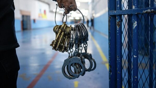 Смотритель исправительной колонии несет ключи и наручники. Архивное фото - Sputnik Кыргызстан