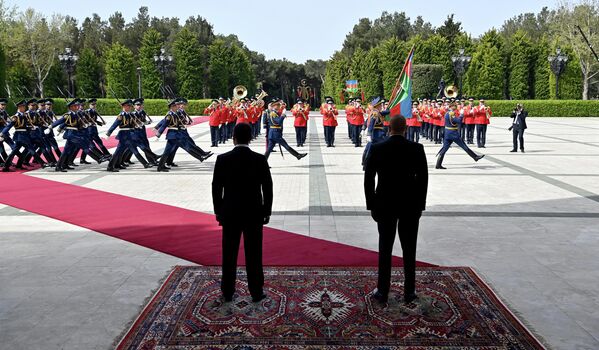Когда прозвучали гимны двух стран, Жапаров и Алиев представили членов своих делегаций - Sputnik Кыргызстан