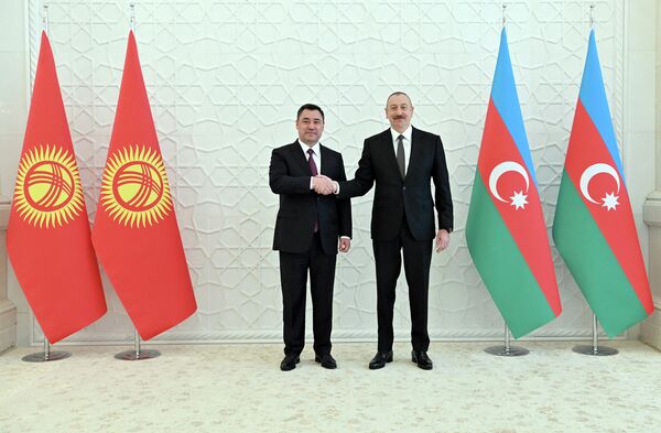 По завершении церемонии встречи президенты отправились на переговоры в формате тет-а-тет - Sputnik Кыргызстан