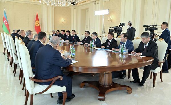 Делегации двух стран в президентском дворце &quot;Загульба&quot; - Sputnik Кыргызстан