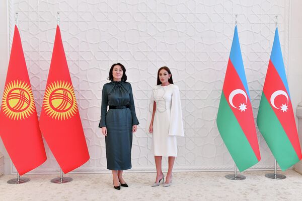 Первая леди Азербайджана Мехрибан Алиева и первая леди Кыргызстана Айгуль Жапарова - Sputnik Кыргызстан
