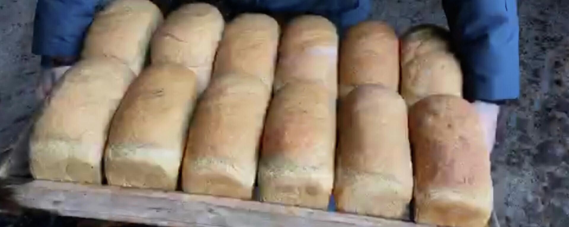 Как российские военные пекут хлеб для жителей Мариуполя — видео - Sputnik Кыргызстан, 1920, 20.04.2022