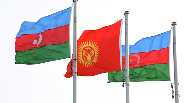 Флаги Кыргызстана и Азербайджана. Архивное фото - Sputnik Кыргызстан