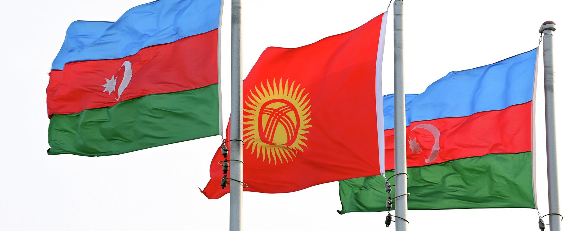 Флаги Кыргызстана и Азербайджана. Архивное фото - Sputnik Кыргызстан, 1920, 22.04.2024