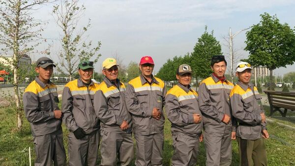 Новая униформа у сотрудников Бишкекзеленхоза - Sputnik Кыргызстан