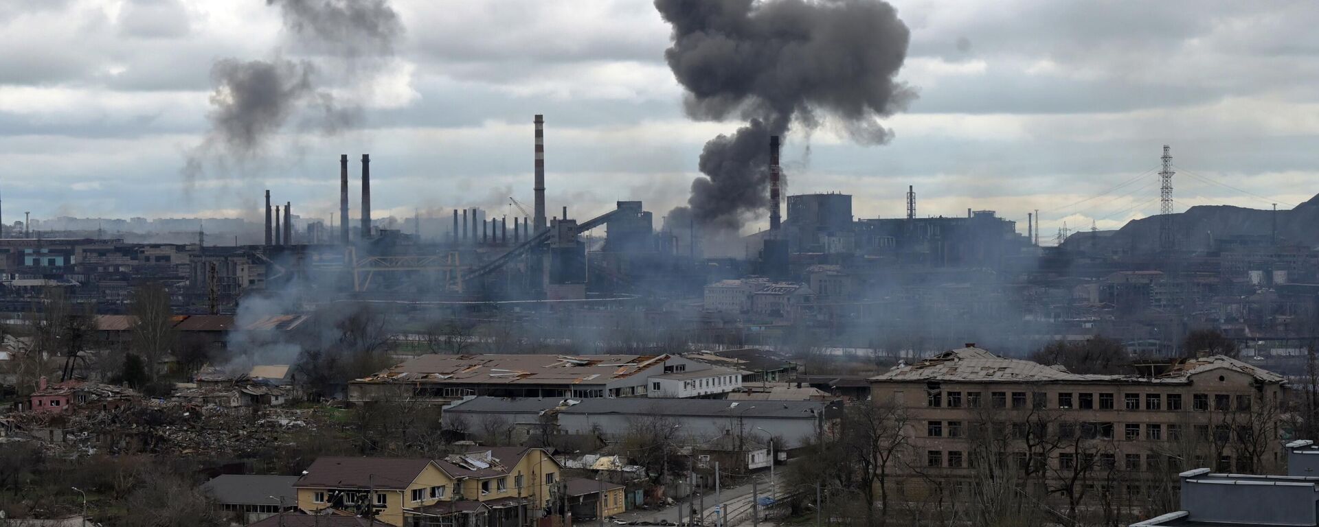 Дым над заводом Азовсталь в Мариуполе - Sputnik Кыргызстан, 1920, 21.04.2022