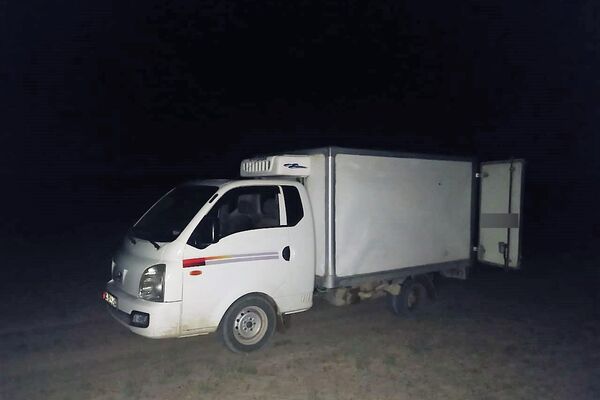 В Кыргызстане пограничники остановили контрабандиста, дважды выстрелив по колесам автомобиля - Sputnik Кыргызстан