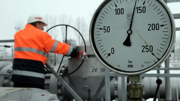 Германияда кызматкер газ түтүгүнүн клапанын бурап атат. Архив - Sputnik Кыргызстан