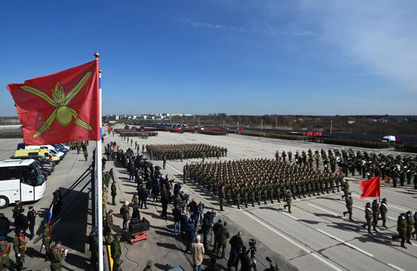 Промаршировали 33 парадных расчета пешей колонны - Sputnik Кыргызстан