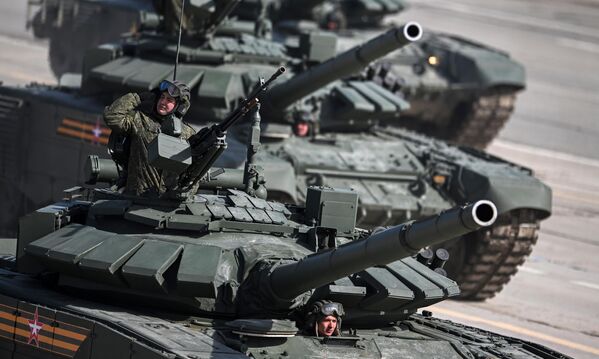 Военнослужащие на танках Т-72Б3  - Sputnik Кыргызстан