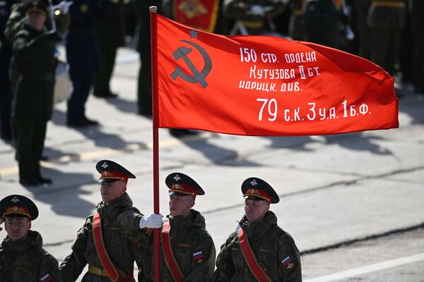 Военнослужащие Преображенского полка несут Знамя Победы - Sputnik Кыргызстан