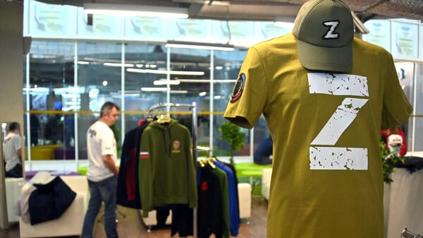 Футболка и кепка с символом Z в магазине - Sputnik Кыргызстан