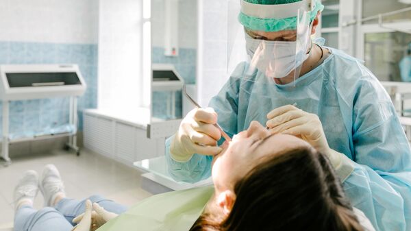 Стоматолог проводит лечение. Архивное фото - Sputnik Кыргызстан