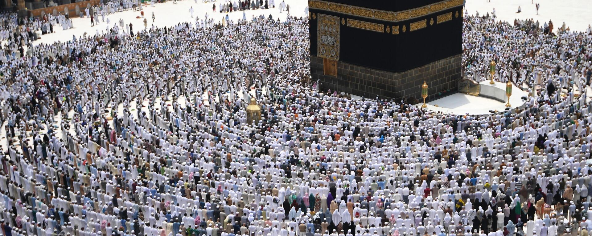 Паломники во время хаджа становятся на молитву вокруг Каабы в мечети Масджид аль-Харам в Мекке. Архивное фото - Sputnik Кыргызстан, 1920, 21.04.2022