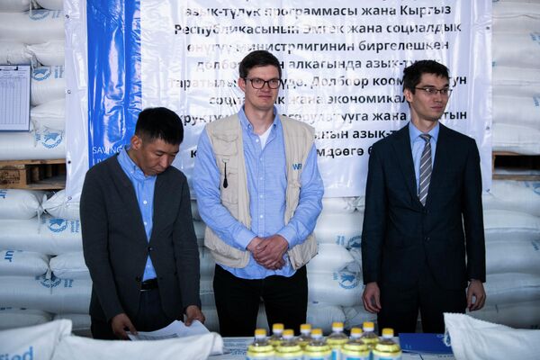 Всего в 2021 году было поставлено более 5 500 тонн муки и 439 тонн рафинированного масла, воспользоваться которыми смогли более 278 тысяч нуждающихся - Sputnik Кыргызстан