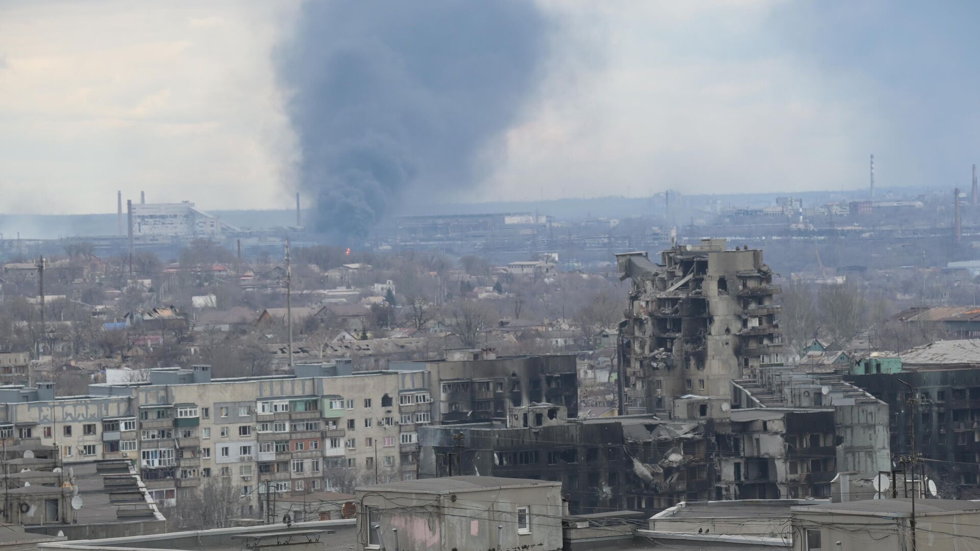 Взрывы и стрельба слышны в районе 