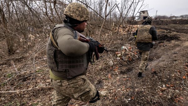 Украинские военные во время патруля - Sputnik Кыргызстан