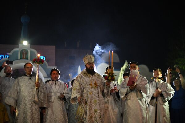 Пасхальное богослужение по традиции проводят ночью. Многие верующие ставят свечи. - Sputnik Кыргызстан