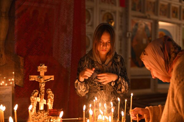 Верующие на пасхальном богослужении в Свято-Воскресенском кафедральном соборе Бишкека - Sputnik Кыргызстан