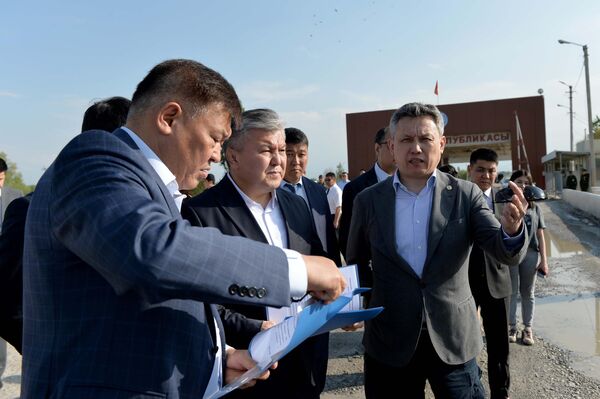 Кожошев и Султанов отметили успешную реализацию ранее достигнутых договоренностей о сокращении очереди грузовых машин на границе - Sputnik Кыргызстан