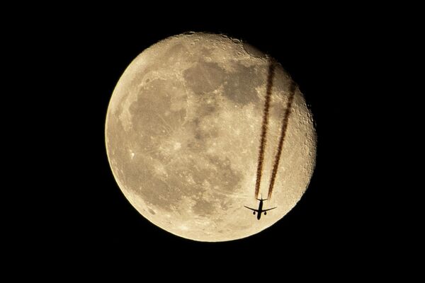 Самолет над иракским городом Басра на фоне убывающей луны - Sputnik Кыргызстан