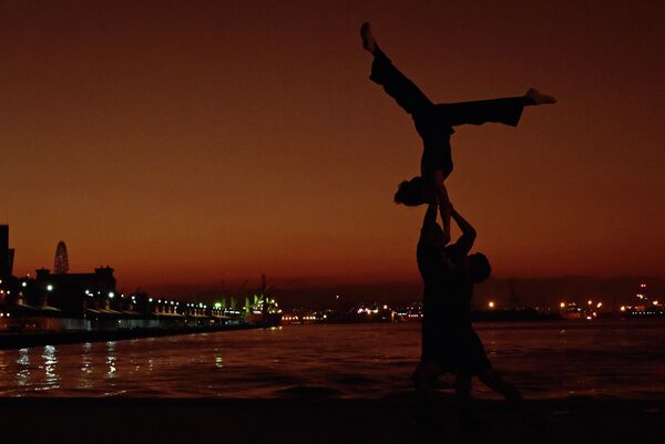 Пара выполняет акробатические трюки в Рио-де-Жанейро (Бразилия) - Sputnik Кыргызстан