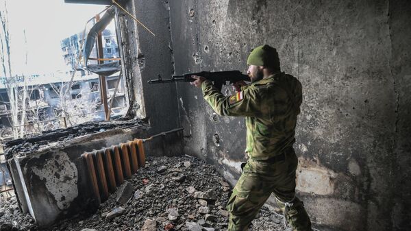 Российский военный в помещении разрушенного дома в Мариуполе - Sputnik Кыргызстан