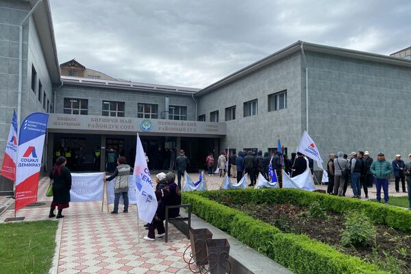 Возле здания Первомайского районного суда в Бишкеке проходит митинг сторонников бывшего президента Алмазбека Атамбаева - Sputnik Кыргызстан