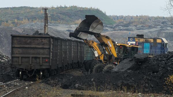 Погрузка угля в железнодорожные вагоны. Архивное фото - Sputnik Кыргызстан