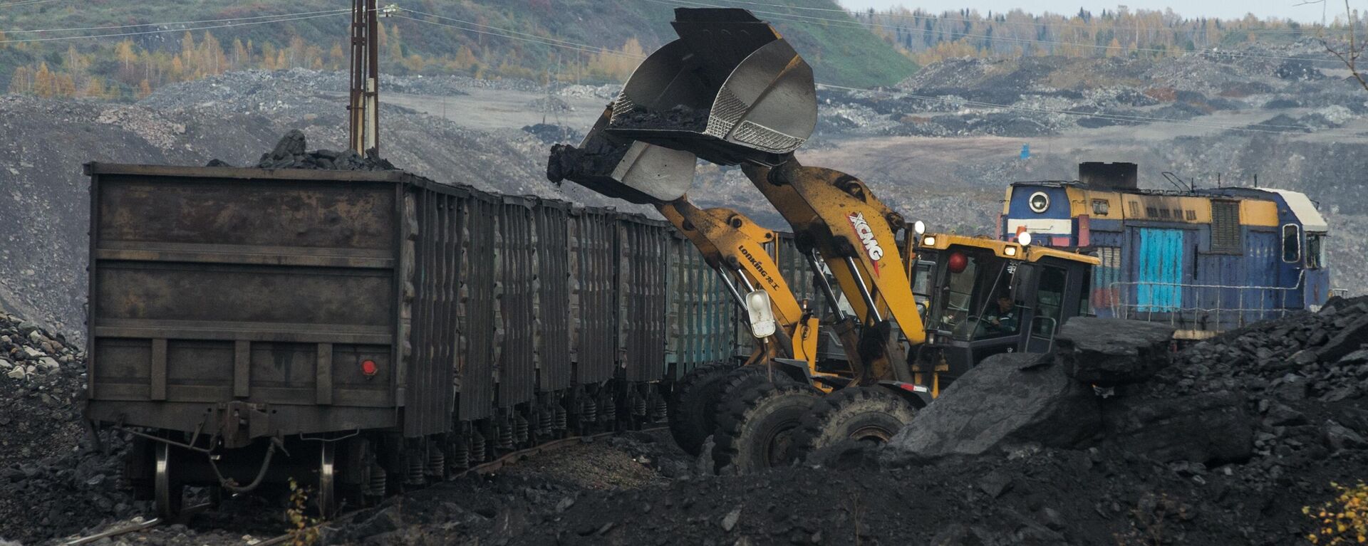 Погрузка угля в железнодорожные вагоны. Архивное фото - Sputnik Кыргызстан, 1920, 25.04.2022