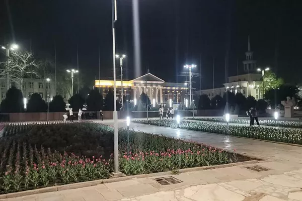 На территории Национальной филармонии имени Токтогула Сатылганова в Бишкеке установили 38 фонарей - Sputnik Кыргызстан