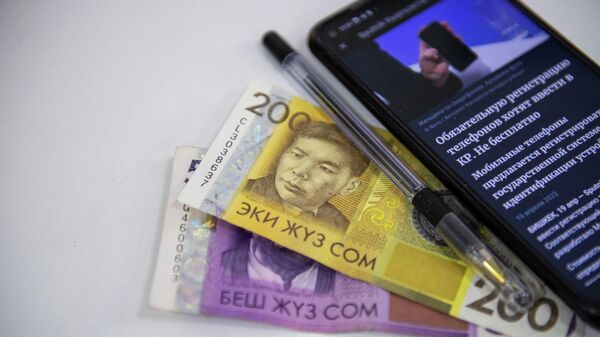 Смартфон и деньги. Иллюстративное фото - Sputnik Кыргызстан