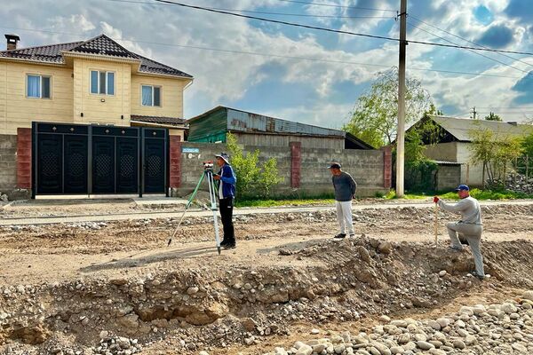 Отмечено, что на улице Эр-Тайлак от улицы Арча-Бешик до Репина устанавливают железобетонные ирригационные трубы - Sputnik Кыргызстан