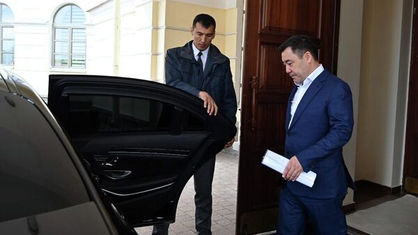 Президент КР Садыр Жапаров садится на служебный автомобиль. Архивное фото - Sputnik Кыргызстан