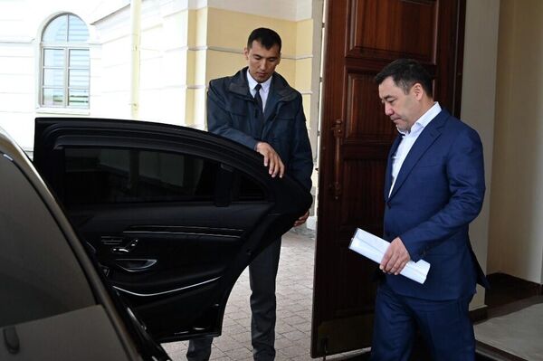 Генпрокуратура опубликовала фотографии Жапарова с допроса, а также, как он выходит из здания и садится в машину - Sputnik Кыргызстан