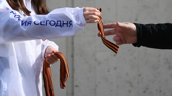 Волонтер раздает георгиевские ленточки. Архивное фото - Sputnik Кыргызстан